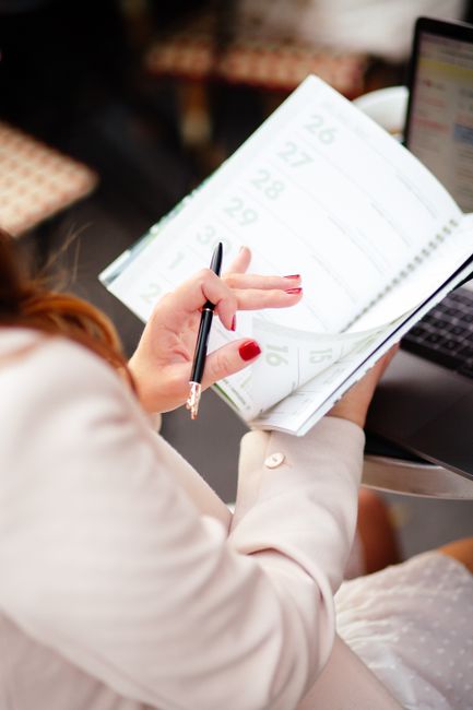 Femme écrivant des notes
