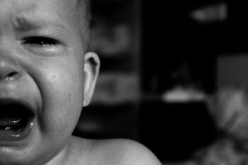 enfant pleurant la nuit