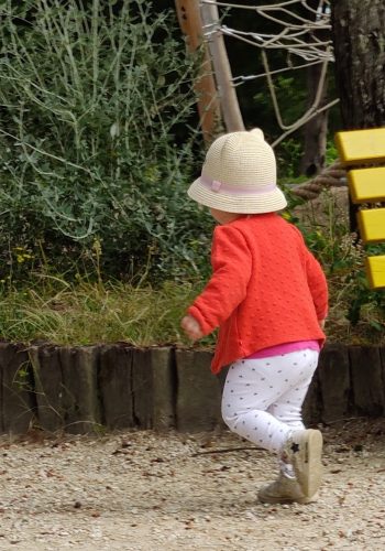 sevrage petite fille qui court
